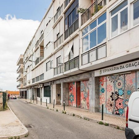Stroll to Coffee Shops Near a Renovated Hillside Apartment in Graça Lisboa Exterior foto