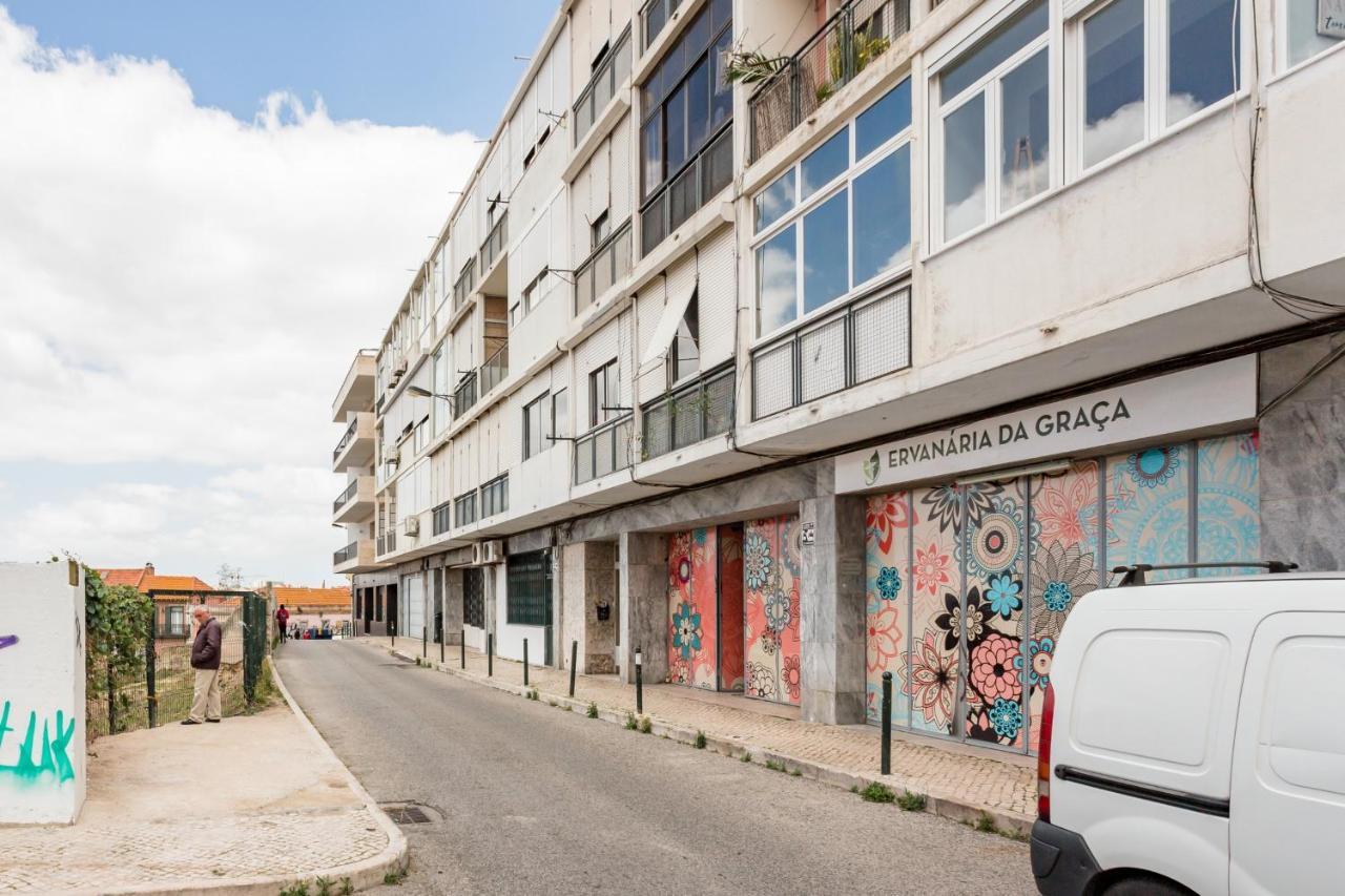 Stroll to Coffee Shops Near a Renovated Hillside Apartment in Graça Lisboa Exterior foto