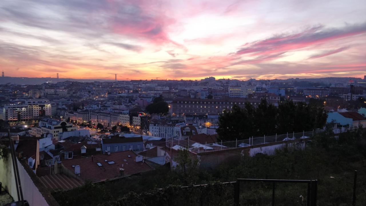 Stroll to Coffee Shops Near a Renovated Hillside Apartment in Graça Lisboa Exterior foto