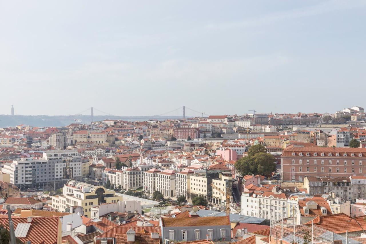 Stroll to Coffee Shops Near a Renovated Hillside Apartment in Graça Lisboa Exterior foto
