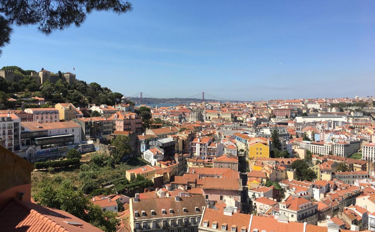 Stroll to Coffee Shops Near a Renovated Hillside Apartment in Graça Lisboa Exterior foto