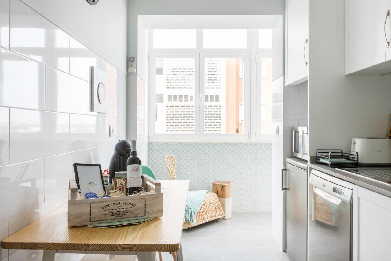 Stroll to Coffee Shops Near a Renovated Hillside Apartment in Graça Lisboa Exterior foto