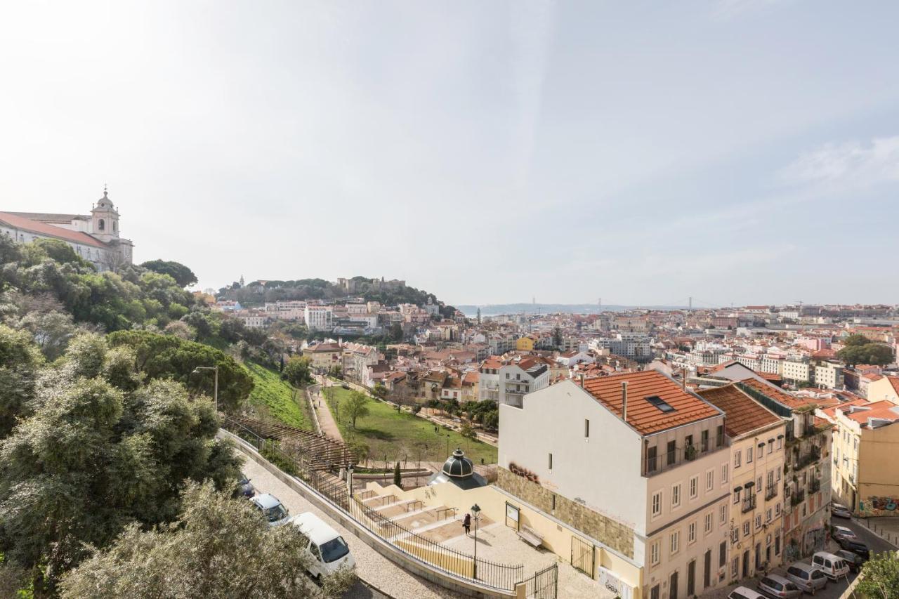 Stroll to Coffee Shops Near a Renovated Hillside Apartment in Graça Lisboa Exterior foto