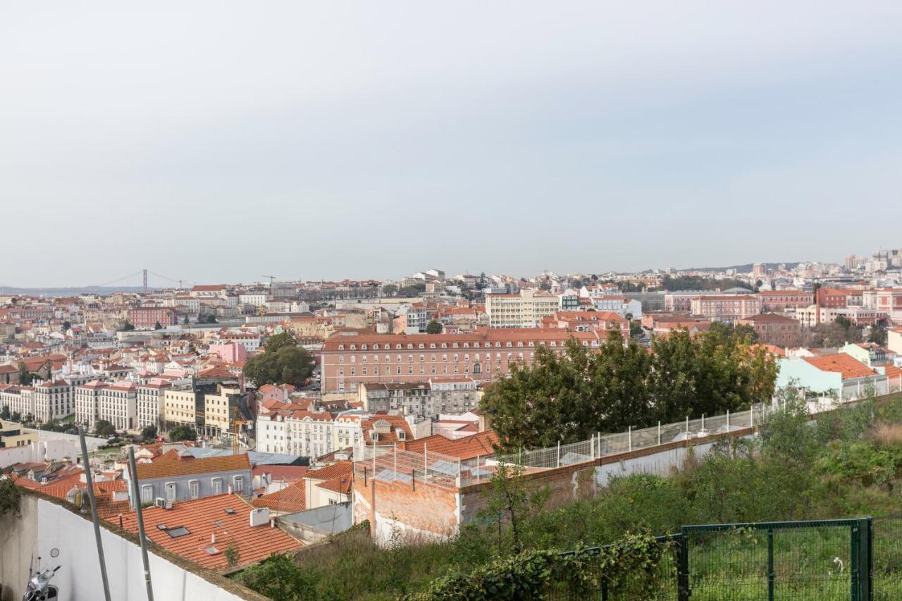 Stroll to Coffee Shops Near a Renovated Hillside Apartment in Graça Lisboa Exterior foto