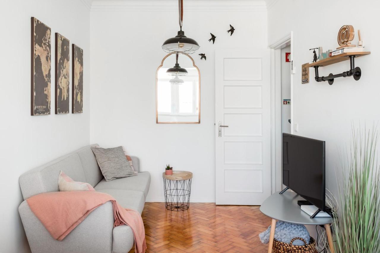 Stroll to Coffee Shops Near a Renovated Hillside Apartment in Graça Lisboa Exterior foto
