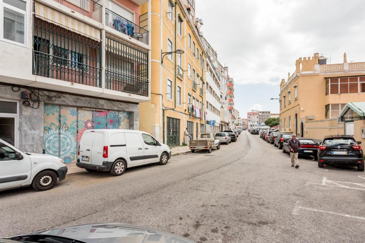 Stroll to Coffee Shops Near a Renovated Hillside Apartment in Graça Lisboa Exterior foto