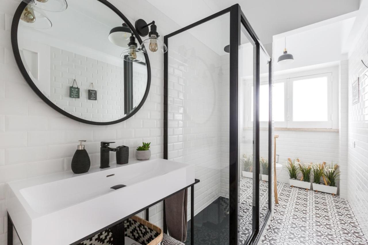 Stroll to Coffee Shops Near a Renovated Hillside Apartment in Graça Lisboa Exterior foto