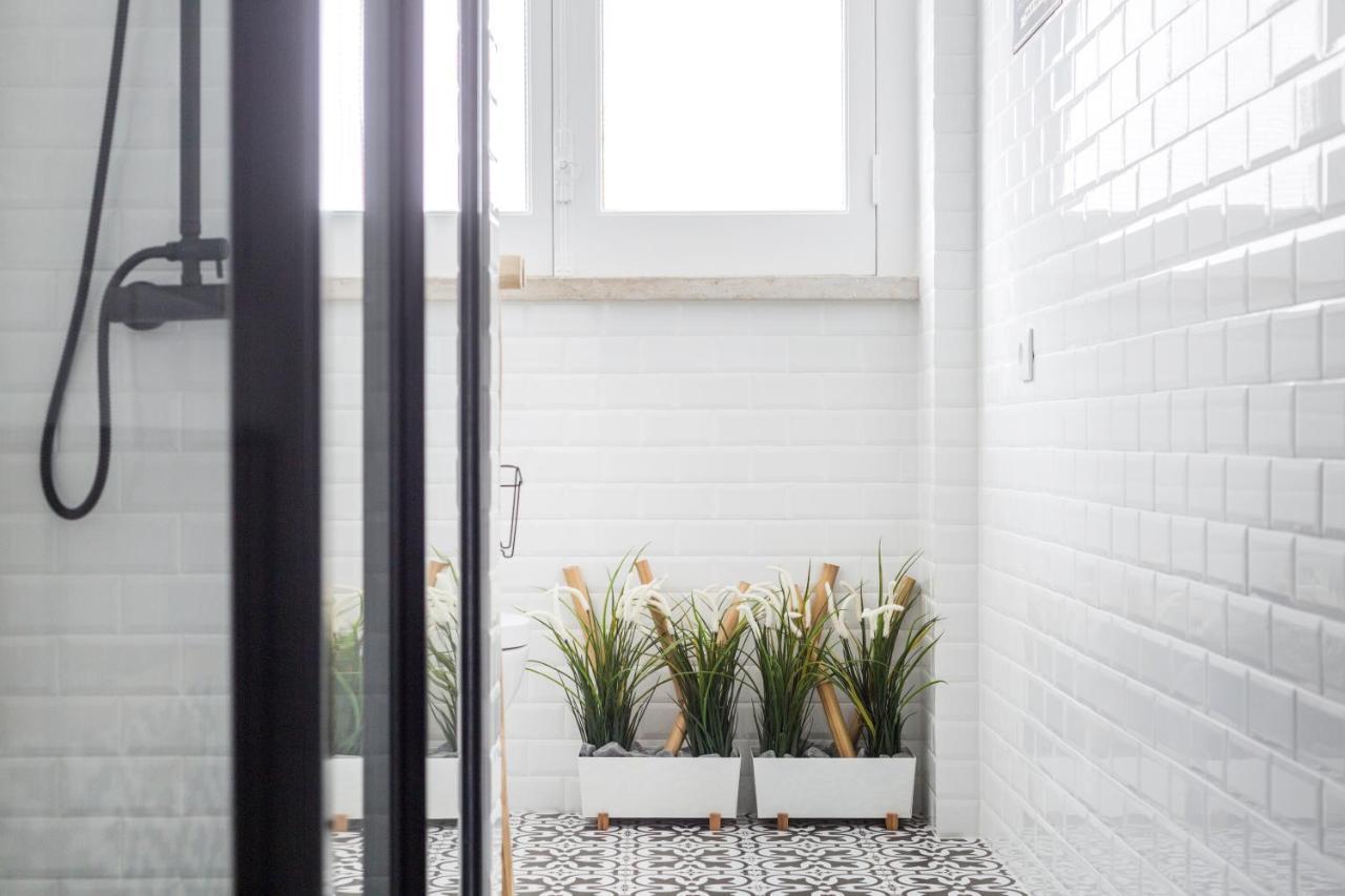 Stroll to Coffee Shops Near a Renovated Hillside Apartment in Graça Lisboa Exterior foto