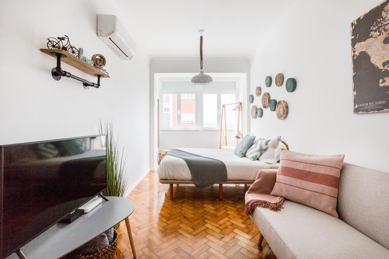 Stroll to Coffee Shops Near a Renovated Hillside Apartment in Graça Lisboa Exterior foto
