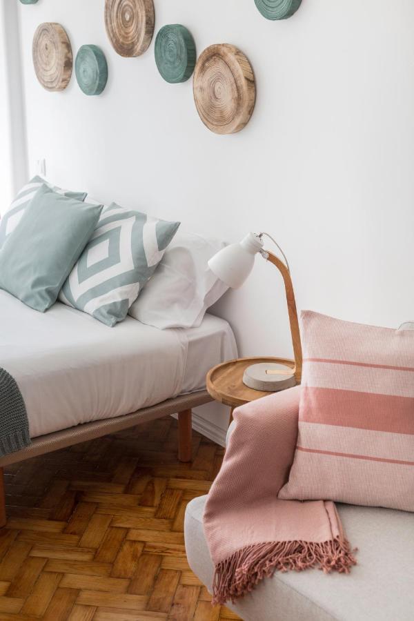 Stroll to Coffee Shops Near a Renovated Hillside Apartment in Graça Lisboa Exterior foto