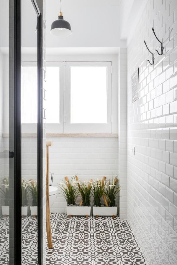 Stroll to Coffee Shops Near a Renovated Hillside Apartment in Graça Lisboa Exterior foto