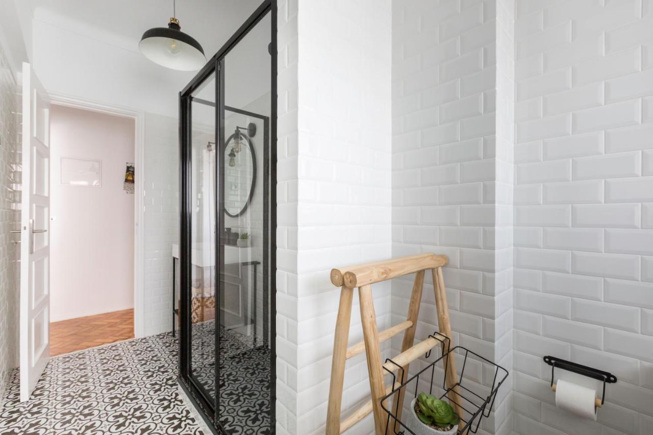 Stroll to Coffee Shops Near a Renovated Hillside Apartment in Graça Lisboa Exterior foto